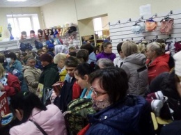 Жители Рубцовска устроили давку в магазине одежды из-за объявленных в карантин скидок