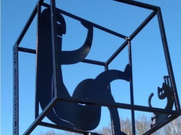 Рабочие срезали "памятник самоизоляции" в петербургском парке