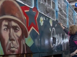Барнаульские художники расписывают трамваи ко Дню Победы