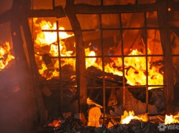Две иномарки и квадроцикл сгорели ночью в кузбасском селе