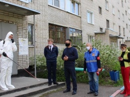 В Барнауле продолжается дезинфекция подъездов в жилых домах