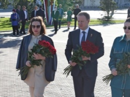 Виктор Томенко со своей семьей возложил цветы к Мемориалу Славы