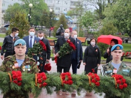 Глава Старооскольского округа с ветеранами возложил цветы к памятным местам