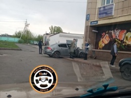 Скатившаяся по склону легковушка повредила здание в Кузбассе