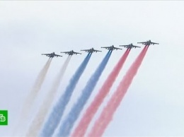 Авиапарад в честь Дня Победы прошел над Красной площадью в Москве