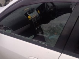 Благовещенцу под покровом ночи разбили стекло в машине