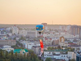 В Белгороде аэростат поднял в небо полотно в честь 75-летия Победы в войне