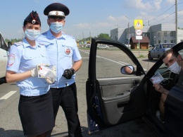 Сотрудники Госавтоинспекции Барнаула вручали водителями брошюры и маски