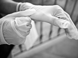 Инфекционист из РФ предупредила о риске заражения COVID-19 через перчатки