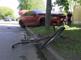 УМВД: на Литовском валу BMW сбил велосипедистку, сделавшую неожиданный маневр (фото)