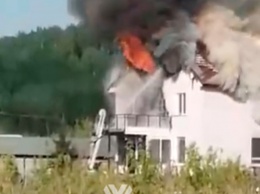 Двухэтажный дом загорелся в поселке Кемеровского района