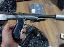 Полиция изъяла у жителя Зеленоградского округа самодельный пистолет и порох (фото)