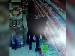 Кража сырных голов в кузбасском супермаркете попала на запись видеокамеры