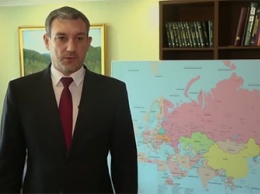 Василий Орлов подарил школьнику из Прогресса карту мира для незрячих