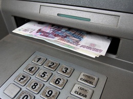 В Зее пенсионерка сняла деньги в банкомате и забыла их забрать