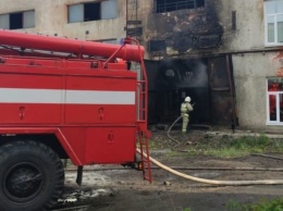 На Урале из-за возгорания трансформаторного масла сгорел цех на промышленной площадке