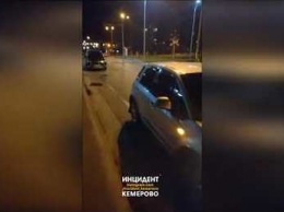 Наехавший на препятствие автомобиль завалился на бок в Кемерове