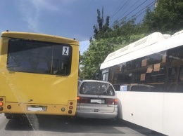 В Симферополе два автобуса зажали между собой минивэн, - ФОТО