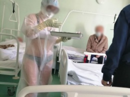 Тульская медсестра вышла к пациентам в купальнике под защитным костюмом
