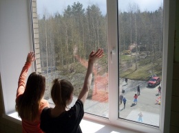 В Петрозаводске клоуны устроили флешмоб под окнами деткой больницы
