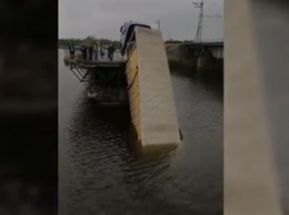 Мост с фурой обрушился на Украине