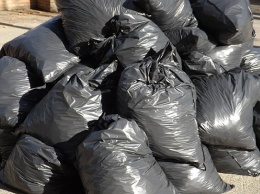 80-летняя жительница Камня-на-Оби убирает мусор за соседями
