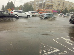 "Я в кроссовки там зачерпнул воды": кемеровчане опубликовали фото потопа на улицах города