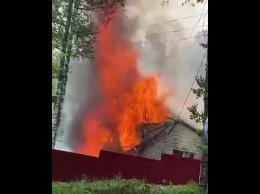 Жилой дом сгорел на глазах очевидцев в Новокузнецком районе