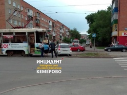 Трамвай протаранил легковушку на перекрестке в Кемерове