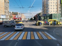 Микроавтобус врезался в реанимобиль на перекрестке в Рязани: есть пострадавшие