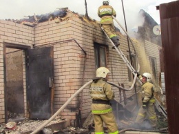В Белгороде полтора часа тушили пожар в частном доме и гараже