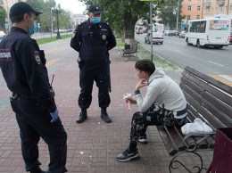 Полицейские составляют протоколы на нарушителей масочного режима в Алтайском крае
