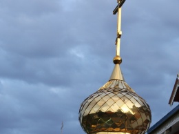 На Урале проклявший сторонников закрытия храмов священник лишен наперстного креста