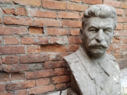 В Бийске обнаружили редкую находку - бетонный бюст Сталина