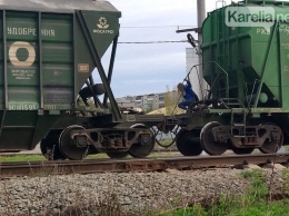 Жители Петрозаводска показали, как не нужно проходить через железнодорожные пути