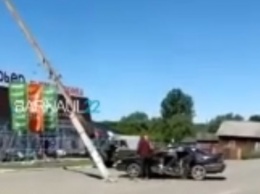 Соцсети: машина врезалась в столб, оставив без света часть села на Алтае
