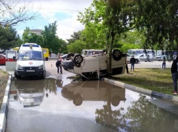Микроавтобус перевернулся на крышу после ДТП в Симферополе, - ФОТО, ВИДЕО