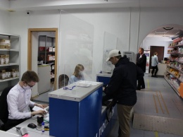 В Югре отделения почты оборудовали защитными экранами