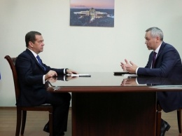 Дмитрий Медведев проводит совещание в поезде Новосибирск-Барнаул