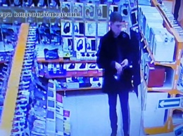Похитители-гастролеры вынесли технику из беловского супермаркета в "специальных" пакетах
