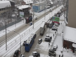 В Барнауле образовались пробки на дорогах из фур