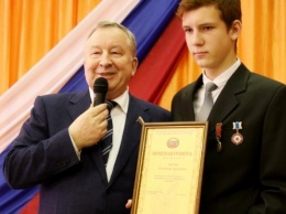 Александр Карлин наградил детей-героев, спасших брата и сестру