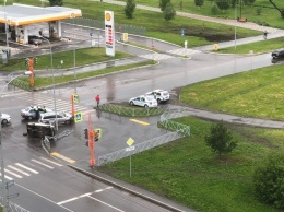 Автомобиль перевернулся в результате ДТП на оживленном перекрестке в Кемерове