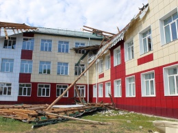 Торнадо пронесся по алтайскому селу и сорвал крышу школы
