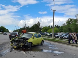 Попавший в серьезное ДТП автомобиль перекрыл полосу в Кемерове