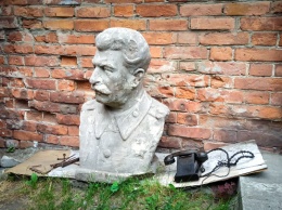 В Бийске обнаружили хорошо сохранившийся бюст Сталина