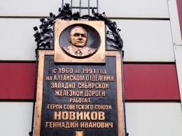 Таблички с QR-кодами появились на железнодорожных памятниках в Барнауле
