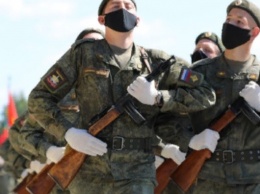 В Екатеринбурге военные в масках начали репетицию парада Победы