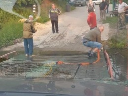 В Донецке паром с людьми и машинами застрял посреди реки
