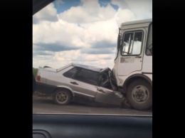 Водитель легковушки попал в больницу после аварии с маршруткой в Кузбассе